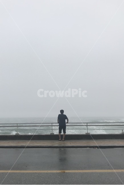 중년남성,뒷모습,쓸쓸함,바다,파도