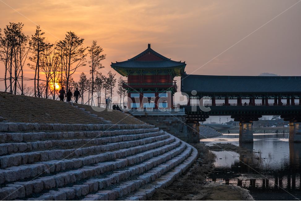 월정교,경주,신라,다리,복원,왕궁,길,지붕,고대,환경,아시아,건축,문화,유명,경상,역사,코리안,랜드마크,밤,옛,유산,한국전통,한국문화,korean traditional,korean culture,사람들,대중,군중,other people,crowd,건축물,건물외관,exterior,building,structure,architecture,construction