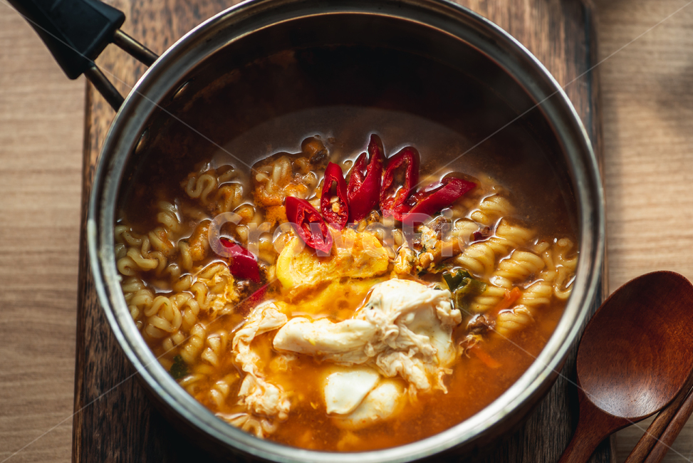 라면,한국라면,계란,계란라면,달걀,고추,나무테이블,나무도마,한국음식,한국요리,간편식,라면냄비,따끈한,매콤한,매운,얼큰한,자취요리,자취음식,혼밥,ramen,egg,woodentable,음식,식재료,요리,food,cook,meal,dishes,food reserves,면류,면요리,noodles,한식,한국음식,한국요리,korean food,korean dishes,korean meal,korean cook