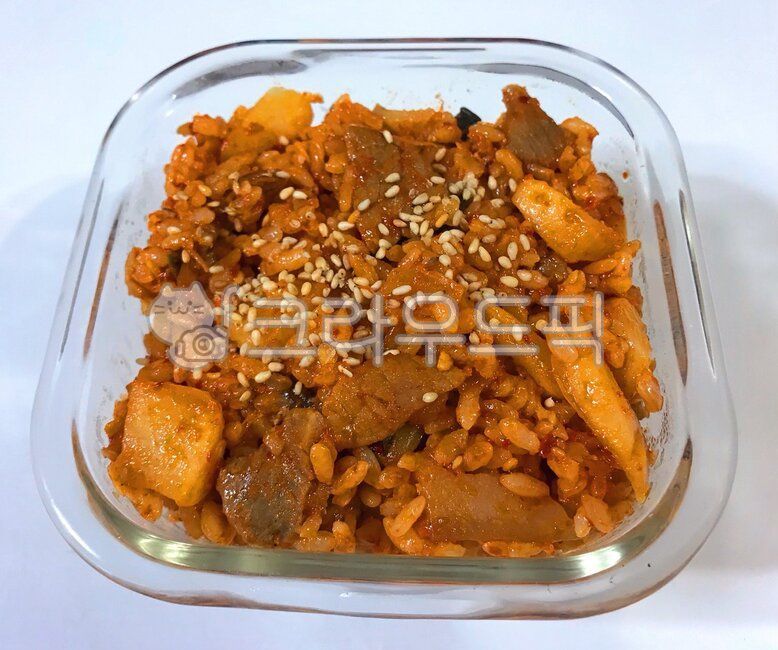 제육김치볶음밥,김치볶음밥,돼지고기볶음밥,볶음밥,참깨,총각김치볶음밥,볶음요리,볶음,식재료,음식,요리,식사,집밥,혼밥,meal,food,koreanfood,dish,쌀밥,밥,rice,cook
