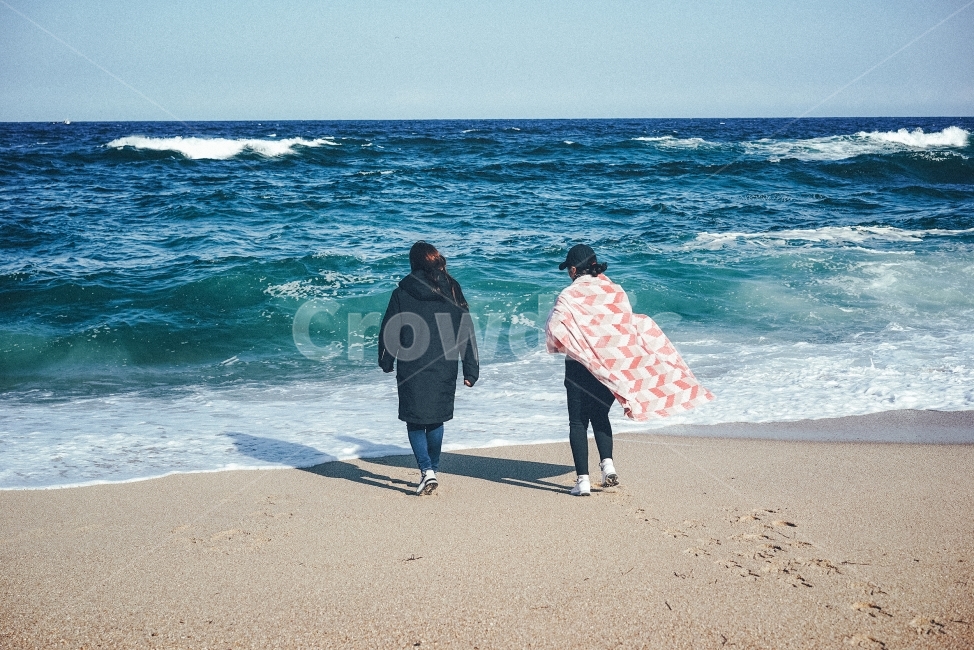강릉,해변,바다,파도,모래사장,친구,겨울,겨울바다,sea,winter,friends,해변,바다,beach,sea,사람,인물,인간,human,person,여성,여자,woman,female,lady,친구,우정,friendship,companion,여행,휴가,traveling,vacation,trip,감성,sensible,feeling