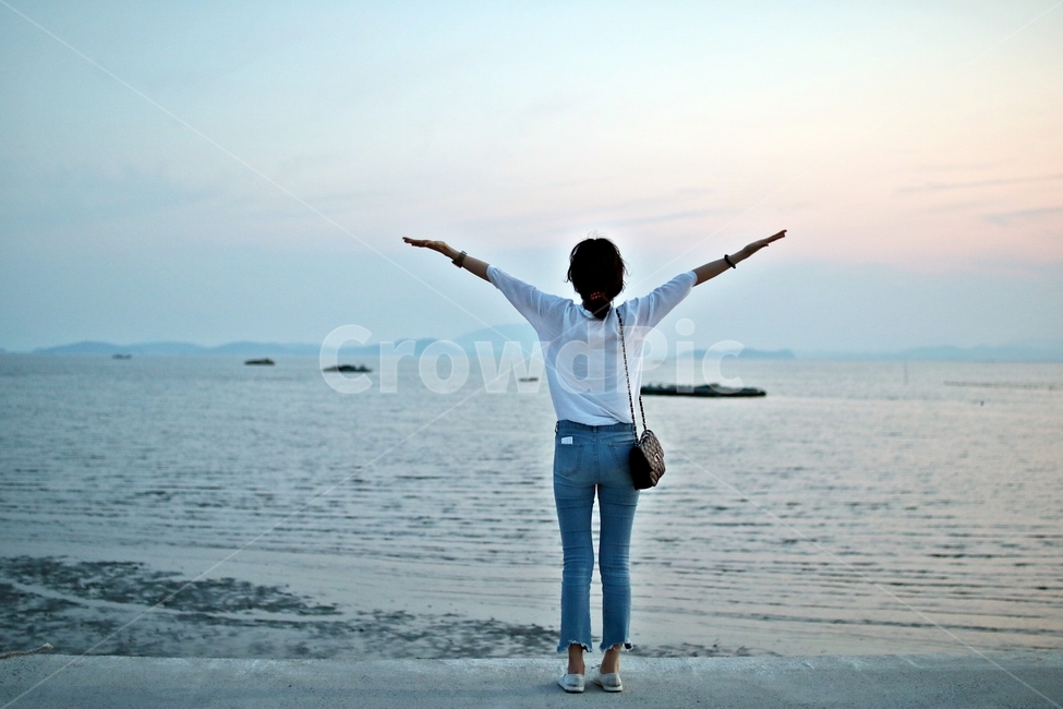바다,석양,여자,하늘,일몰,여자친구,뒷모습,만세,사람,인물,인간,human,person,여성,여자,woman,female,lady,감정표현,기분,feeling,emotion