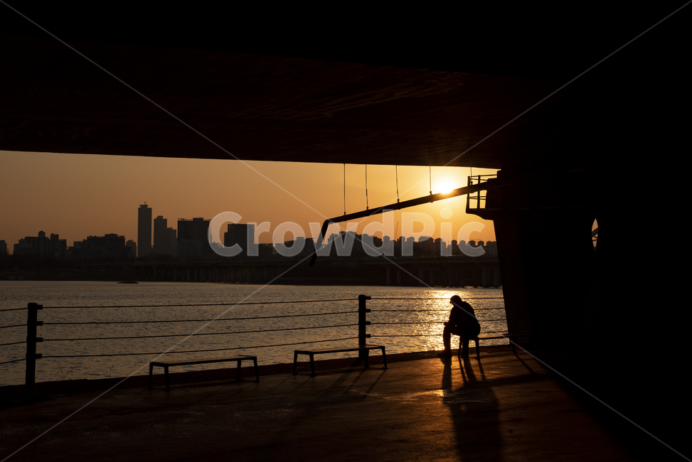 한강,한강공원,노을,벤치,도시풍경,태양,일몰,person,사람,human,인간,nature,자연,outdoors,sunset,황혼,sky,하늘,redsky,붉은하늘,도시,서울,sunlight,햇빛,bench