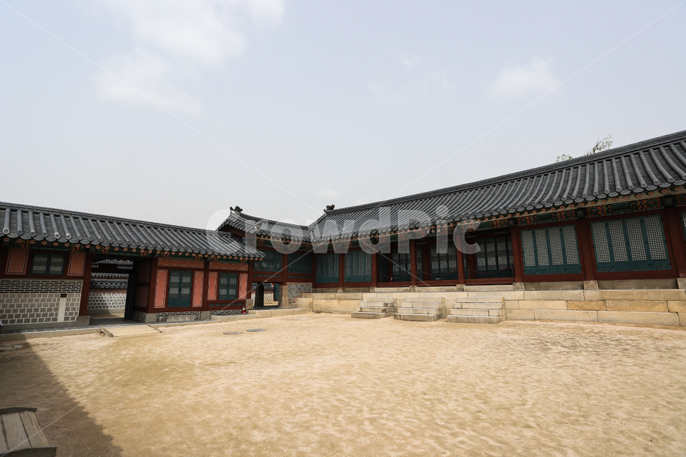 경복궁,문화재,서울,건축,궁전,문,지붕,기와,돌담,돌기둥,고건축,종로구,한옥,한국,건청궁,창호지,서까래,석가래,기둥,창살,흙길,주춧돌,추녀,목조건축물,창문,처마,단청,한국전통,한국문화,korean traditional,korean culture,랜드마크,landmark,tourist attraction,한국랜드마크,한국관광지,한국명소,korea landmark,korea tourist attraction,건축물,건물외관,exterior,building,structure,architecture,construction