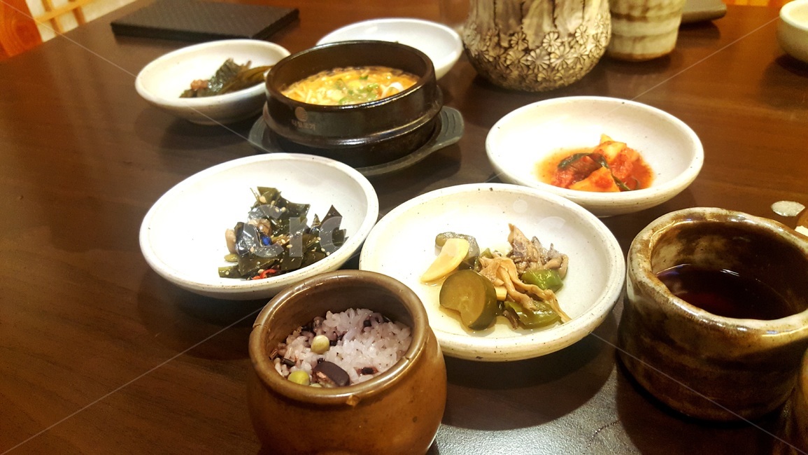 한정식,한국,도자기,전통음식,향토음식,정갈한,콩밥,반찬,한상차림,음식,식재료,요리,food,cook,meal,dishes,food reserves,한식,한국음식,한국요리,korean food,korean dishes,korean meal,korean cook