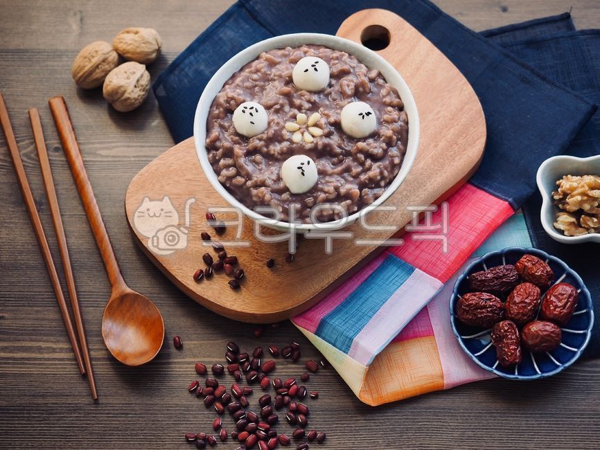 동지팥죽,단팥죽,팥죽,죽,한국,한국음식,동지,옹심이,아시아음식,겨울음식,배경,음식,식품,redbeanporridge,bamboo,korea,koreanfood,asianfood,winterfood,background,food,블랙푸드,웰빙,웰빙음식,잣,그릇,도자기그릇,음식문화,전통음식,한국전통음식,한국문화,식사,요리,팥,blackfood,wellbeing,wellnessfood,pinenut,bowl,porcelainbowl,foodculture,traditionalfood,koreantraditionalfood,koreanculture,meal,cooking,redbean