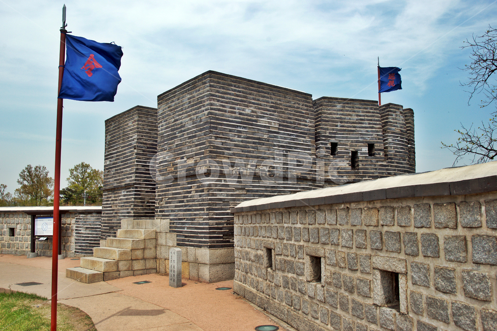 blue sky,flag,castle,Suwon Hwaseong Fortress,Northeastern University,Mars,Joseon Dynasty,rampart,catapult,UNESCO World Heritage Site,attack facility,gallery