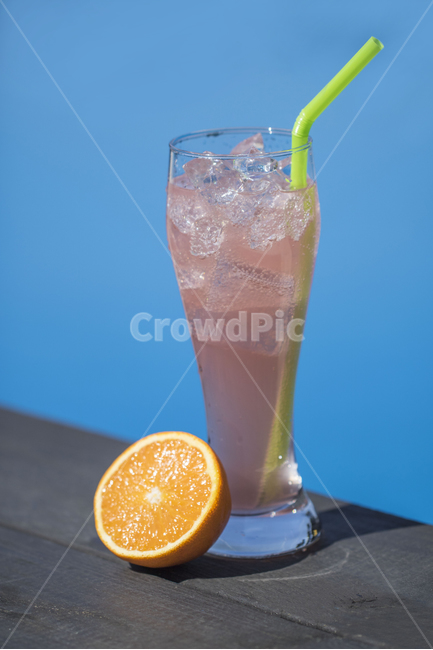 칵테일,음료수,오렌지,수영장,풀장,여름,물결,물,파란색,푸른색,배경,백그라운드,여름,계절,summer,season,음식,식재료,요리,food,cook,meal,dishes,food reserves,과일,열매,fruit,음료수,drink,beverage,연출,컨셉,콘셉,direction,concept,마실 것,음주,juice,주스