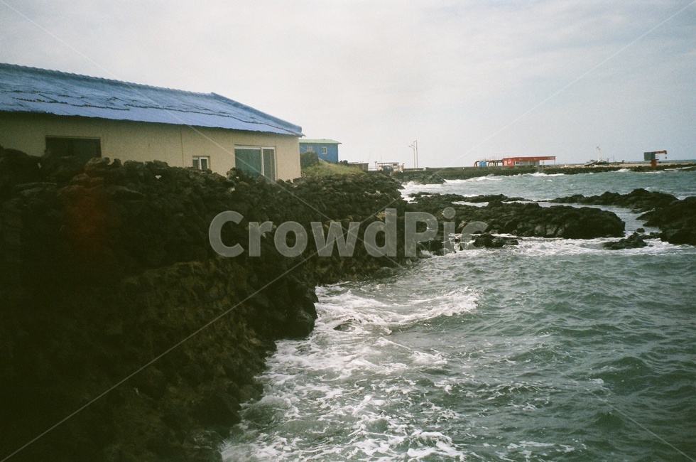 파도,제주바다,돌담,바위,돌바위,흐린날,필름사진,제주도,jeju,jeju island,시골,마을,풍경,landscape,country,rural,town,nature,자연