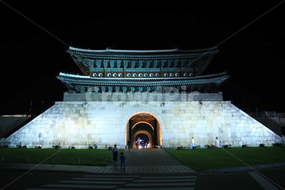 수원,화성,수원화성,성,야경,야경,밤,풍경,nightscape,night,landscape,한국전통,한국문화,korean traditional,korean culture,랜드마크,landmark,tourist attraction,한국랜드마크,한국관광지,한국명소,korea landmark,korea tourist attraction,사람들,대중,군중,other people,crowd,건축물,건물외관,exterior,building,structure,architecture,construction,건물