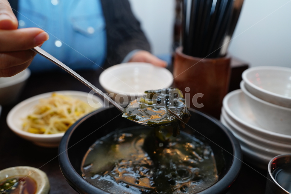 국,숟가락,한식,미역국,식사,안주,국물,요리,먹거리,음식,식재료,요리,food,cook,meal,dishes,food reserves,한식,한국음식,한국요리,korean food,korean dishes,korean meal,korean cook