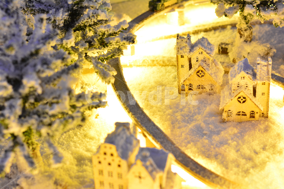 미니어쳐,크리스마스,겨울풍경,장식물,데코레이션,년말장식,설경,겨울,winter,snow,눈,이국적풍경,따스한,조명,라이트,명암,christmas,xmas,merrychristmas,시즌,계절,분위기,집,하우스,나무,창문,miniature,decoration,display,쇼윈도,디스플레이
