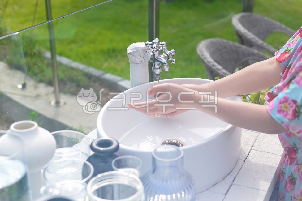 Refreshing,Summer feeling,emotional,Washing hands,neat