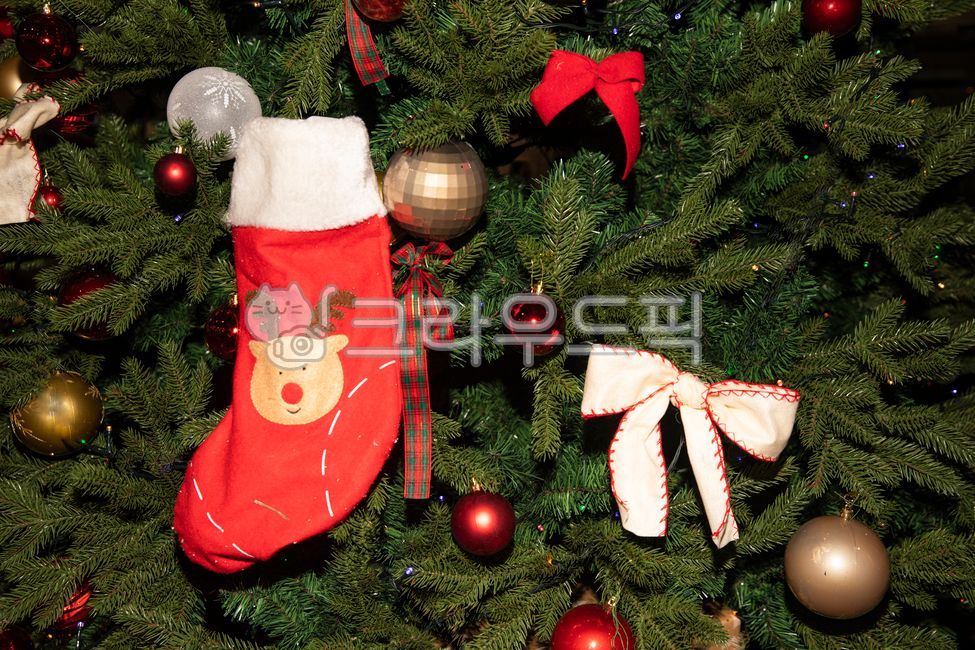 크리스마스,트리,성탄,겨울이야기,겨울,크리스마스장식,크리스마스트리나무,크리스마스장식소품,나무,방울,별,메리크리스마스,선물,선물상자,리본,미니전구,전구,조명,실내조명,양발주머니,산타신발,산타양발,양발,메리크리스마스,성탄절,merry christmas