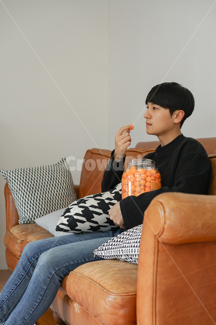 쇼파,소파,휴식,남성,남자,거실,휴일,sofa,실내,쿠션,rest,가구,과자,주전부리,간식