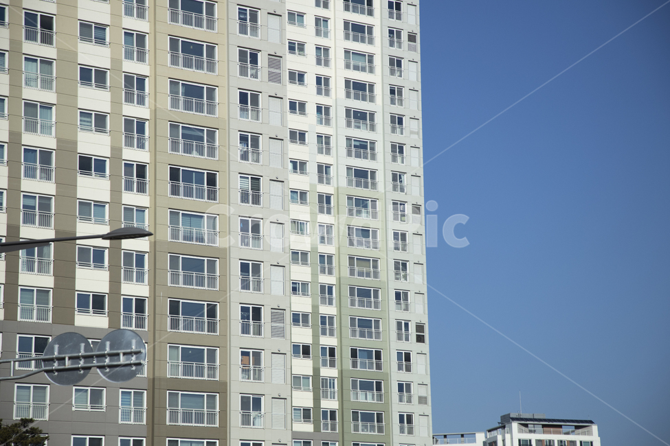 빌딩,건물,아파트,맨션,고층아파트,도시풍경,도시경관,도시,시티,단지,고층빌딩,고층건물,거리,거리풍경,시가지,주택,주택가,주택지,주거,부동산,아파트단지,하늘,푸른하늘,파란하늘,맑음,맑은날씨,쾌청,화창,맑은하늘,건축물,시설,블루,파랑,청색,풍경,경치,창문,산업,도로,배경