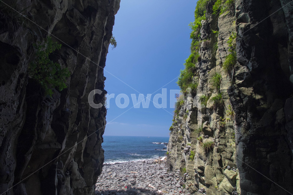 주상절리,자연,바다,바다풍경,동굴,돌,바위,맑은날,자연,풍경,nature,landscape,outdoors,옥외,cliff,낭떠러지,water,물,shoreline,해안선,ocean,대양,sea