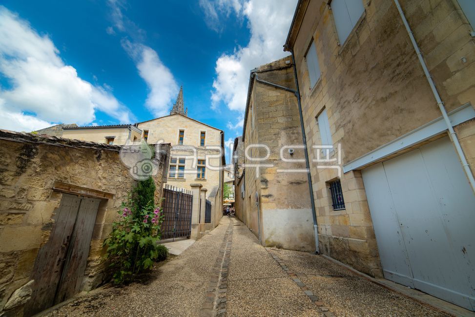 bordeaux,worldheritage,Bordeaux,villige,saintemilion,Saint Emilion,landscope,wine village,south of france,path,Town,road,sight,france,Emotion,europe,winevillage,sidewalk,pavement,nature,world cultural heritage,saintmilion,walkway,packaging,feeling
