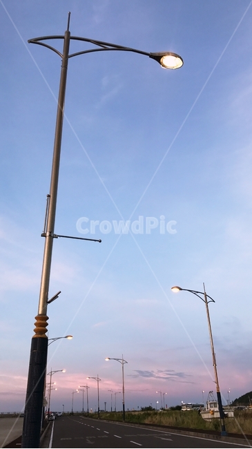 가로등,조명,도로,길,노을,하늘,저녁,오후,해질녘,빛,불빛,직선,야외,실외,풍경,야경,밤,풍경,nightscape,night,landscape