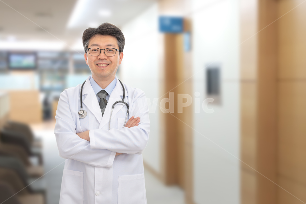 남자,의사,남성,중년,1인,상반신,차트,청진기,한국인,동양인,미소,밝은,표정,얼굴,전문직,의료,직업,건강,40대,흰배경,카피스페이스,웃음,서류철,정면,기록,의학,병원,진료,흰색,자신감,아시아인,믿음,50대,질병,보건,주치의,카피스페이스,전염병,위생,유니폼,웃는,일본인,중국인,아시아,내과,사람,인물,인간,human,person,남성,남자,man,male,의료,의학,병원,medical,hospital,clinic