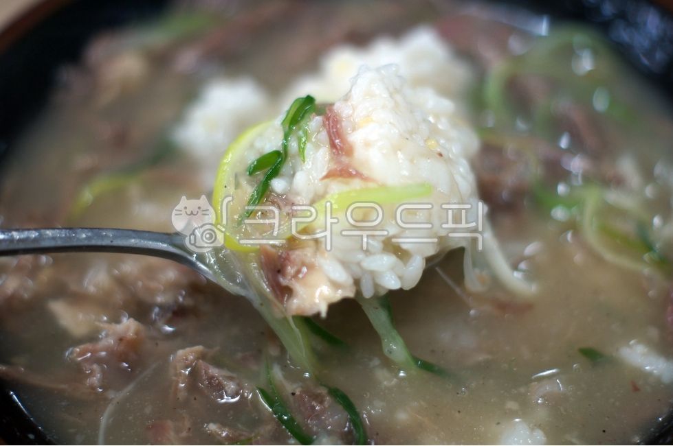 plating,soup,brackensoup,Jeju local food,Bracken Haejangguk,bowl,Meat soup and rice,meatsoup,Korean food,bracken meat stew,kfood,cooking,foodpresentation,Gukbap,Korean cuisine,brackenmeatstew,reserves,food,pottery,porkstew,earthen pot,Plating,earthenpot,h