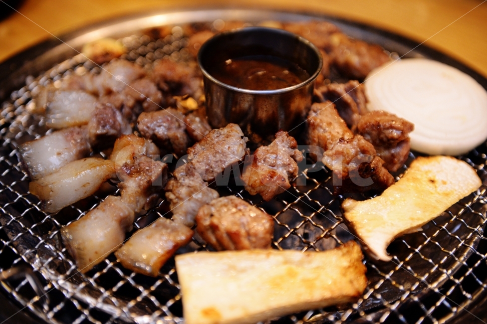 음식,한식,돼지고기,돼지갈비,버섯,양파,food,koreanfood,meat,pork,mushroom,onion,음식,식재료,요리,food,cook,meal,dishes,food reserves,육류,고기,meat,한식,한국음식,한국요리,korean food,korean dishes,korean meal,korean cook