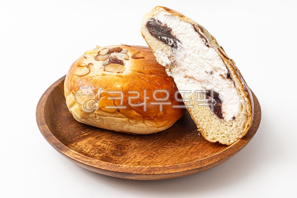 Sweet red bean bread,close up,bread,Sweet red beans,snack,cream bread,cream,food,red bean,Sweet red bean cream bread,Red bean paste,whipping cream,dessert,flour,grocery,sweet,soft