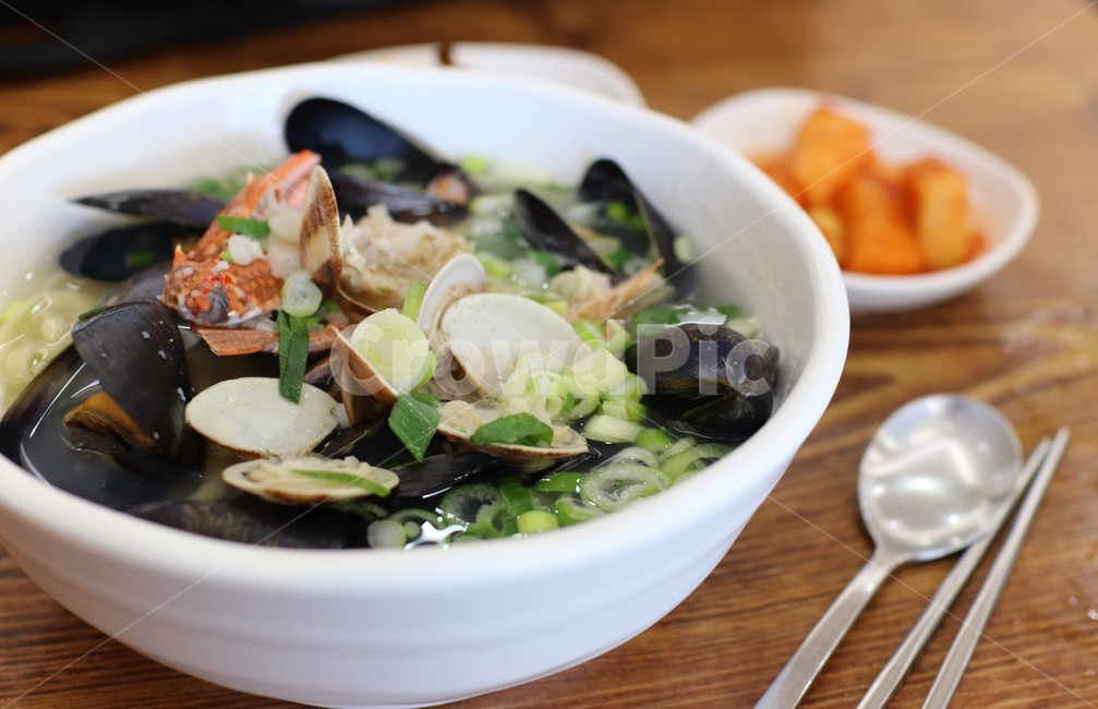 한국음식,칼국수,깍두기,점심,한끼,혼자,저녁,해물,해물칼국수,음식,한국요리,해산물,식재료,면요리,꽃게,파,숟가락,젓가락,수저,맛난음식,음식,식재료,요리,food,cook,meal,dishes,food reserves,한식,한국음식,한국요리,korean food,korean dishes,korean meal,korean cook