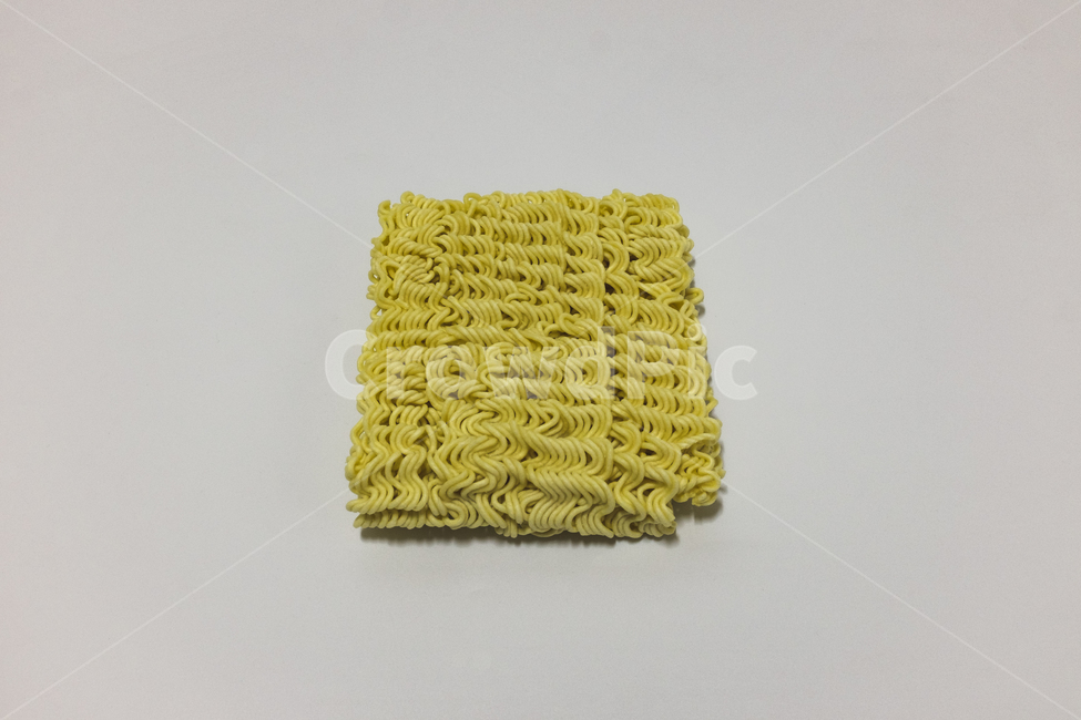 조리되지않은,라면,생라면,면,맛있는,마른,날것,저녁,점심,아침,정크푸드,푸드,가공식품,인스턴트,빠른,아시아,밀가루,간편식품,음식,요리,라멘,옥수수,탄수화물,하얀배경,음식,식재료,요리,food,cook,meal,dishes,food reserves,면류,면요리,noodles