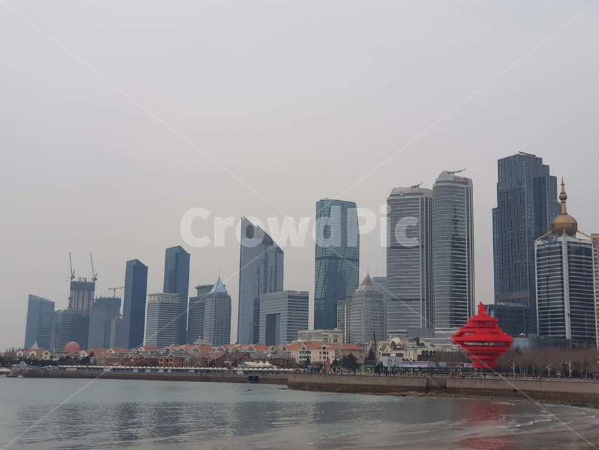 중국,청도,칭다오,횃불조형물,흐린날,날씨,바다,풍경,배경,빌딩,china,qhigdao,torchfurnaceforming,acloudyday,weather,sea,scenery,background,building,도시,풍경,city,landscape,해외,외국,세계,foreign,oversea,world,세계도시풍경,해외도시풍경,외국도시풍경,world cityscape,건물,office building,사무실 건물,urban,어반,시티,metropolis,중심지,town