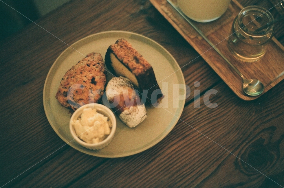 빵,디저트,쟁반,꿀,브런치,간식,달콤한,맛있는,음식,스콘,티스푼,테이블,식탁,bread,dessert,tray,sweety,delicious,food,scone,tea,teaspoon,table,sensitive,film,감성사진,필름사진,음식,식재료,요리,food,cook,meal,dishes,food reserves,빵,bread,디저트,간식,후식,dessert,snack,감성,sensible,feeling
