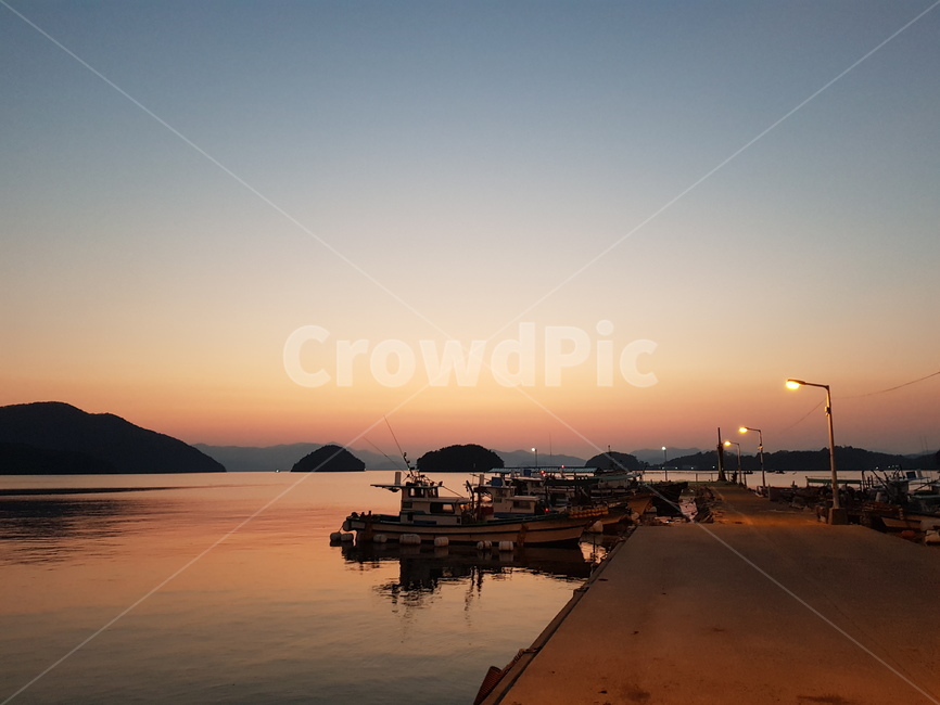 노을,석양,일몰,가로등,바다,항,항구,배,산업,industry,industrial,어업,fishery,fishing industry