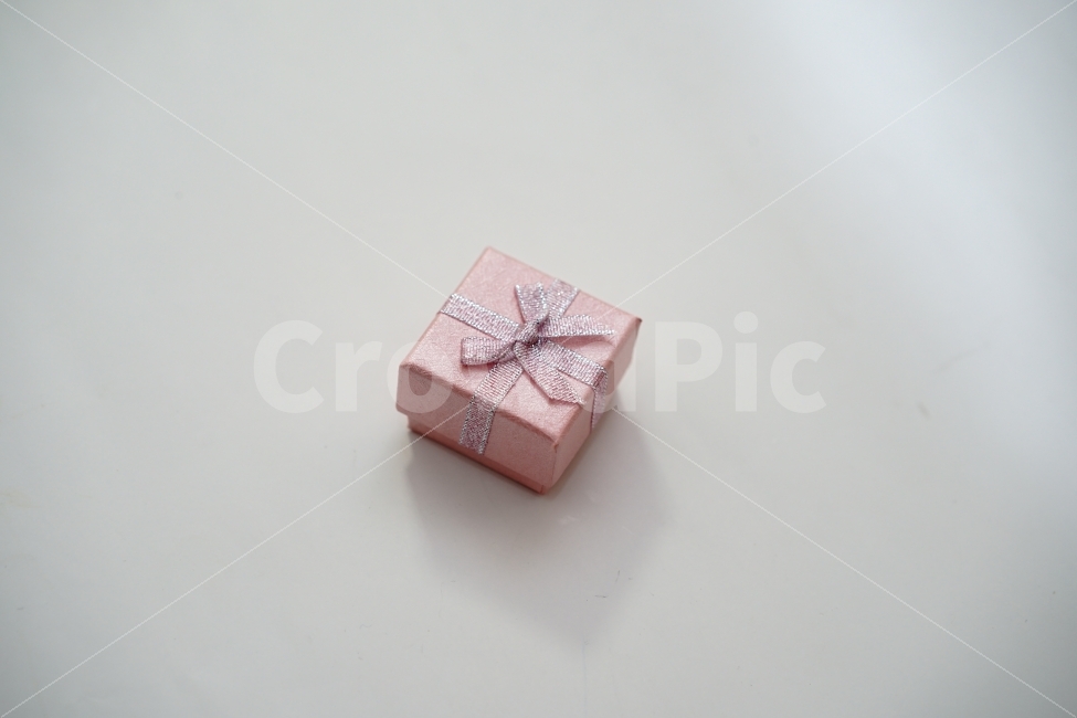 	선물,상자,누끼,박스,진심,마음,표현,감사,고마움,핑크,분홍,손,선물상자,리본,기념일,축하,anniversary,congratulation,celebrate,celebration,사물,물건,오브젝트,thing,object,matter,누끼,remove background
