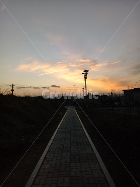 노을,하늘,길,저녁,분위기,sky,직진,romantic,feeling,warm,따뜻함,빛,대비,구름,직선길,자연,풍경,nature,landscape,road,도로,asphalt,아스팔트