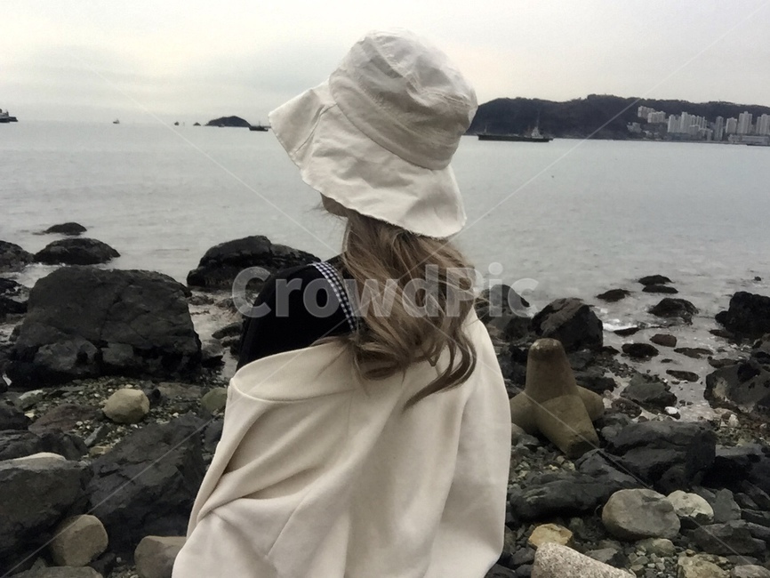 바다,모자,인물,감성,감성사진,돌,돌맹이,사람,인물,인간,human,person,여성,여자,woman,female,lady