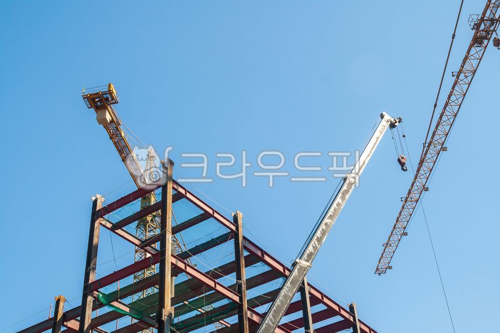 크레인,중장비,건설,건설현장,철골,타워크레인,개발,철,도시,장비,빌딩,건축물,공장,산업,하늘,실외,로우앵글,철근