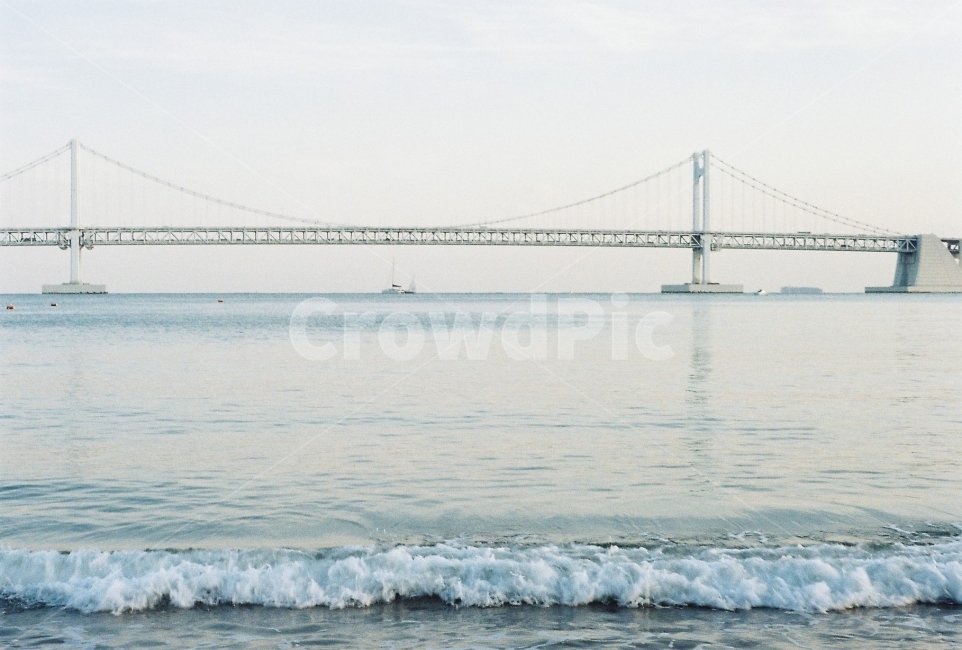 바다,해변,파도,다리,광안대교,하늘,광안리,필름사진,자연,풍경,nature,landscape,한국자연풍경,한국자연경관,korea nature landscape,감성,sensible,feeling,ocean,대양,water,물,sea,outdoors,옥외,building,건물