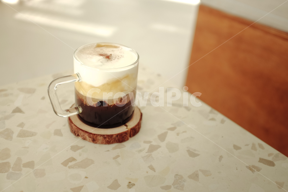cafe,카페,아늑,빛,조용,실내,그림자,shadow,rest,테이블,햇빛,자연광,사색,휴식,테이블야자,healing,커피,카페,coffee,cafe
