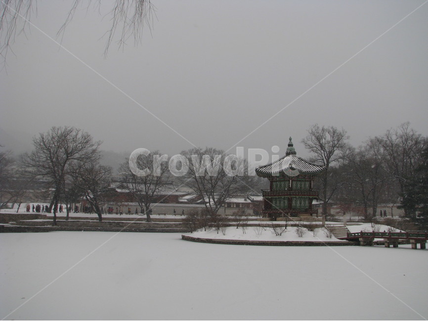 궁궐,경복궁,향원정,겨울,눈,호수,한국,대한민국,겨울,계절,winter,season,한국전통,한국문화,korean traditional,korean culture,랜드마크,landmark,tourist attraction,한국랜드마크,한국관광지,한국명소,korea landmark,korea tourist attraction,건축물,건물외관,exterior,building,structure,architecture,construction