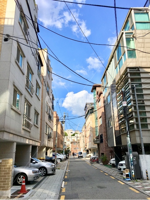 동네,골목길,맑음,하늘,전신주,빌라,village,town,alley,sunny,sky,골목길,alley,건축물,건물외관,exterior,building,structure,architecture,construction