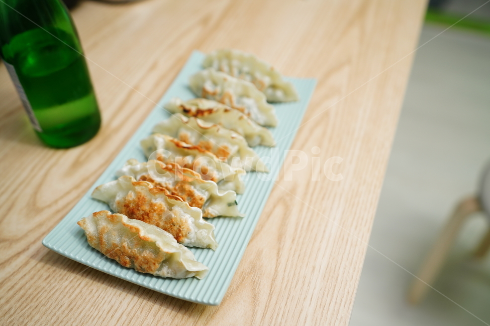 dumpling,Drink snacks,What to eat,snack,plate,food,Grilled dumplings,Plating,mukbang,cooking,table