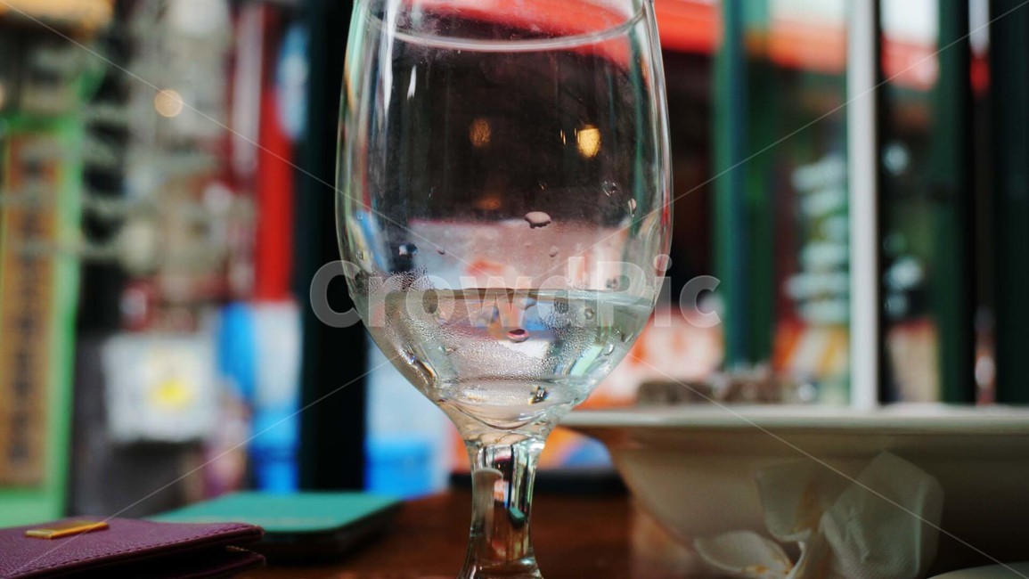 유리,알코올,마실것,glass,alcohol,beer,beverage,goblet,drink,와인,와인잔,음식점,테이블,table,카페,음료수,drink,beverage