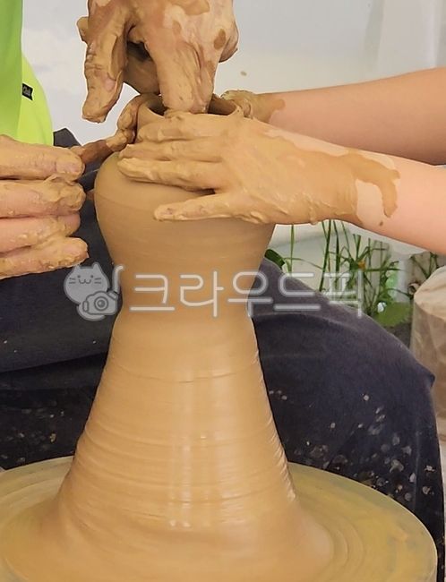 ceramic,art,Art,spinning wheel,Character,soil,Spinning wheel experience,experience,Icheon Ceramic Village,handicraft,pottery wheel,hand