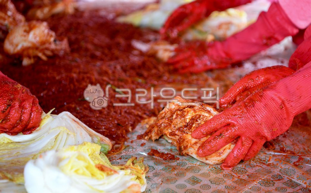 김치,김장,김장준비,전통음식,겨울음식,야채,코리안푸드,채식,발효,신선한,빨간,배추,고추장,양념,반찬,손,한식,한국음식,한국,야외,절임배추,배추김치