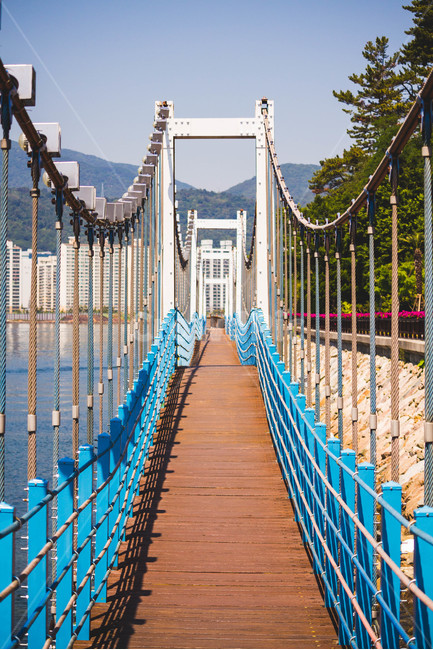 흔들다리,자연,풍경,길,고독,외로움,쓸쓸함,파란,하얀,산,경관,색감,원근감,느낌,이국적인,건축물,건물외관,exterior,building,structure,architecture,construction