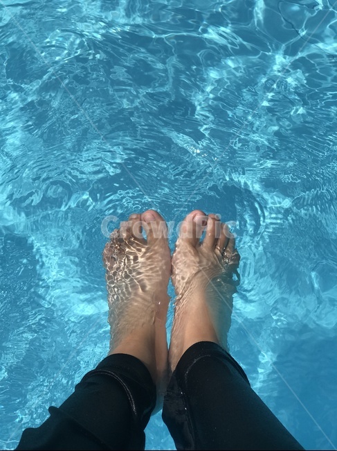 발,물놀이,수영장,물결,파란색,다리,풀장,영롱,사람,person,water,물,pool,풀,human,인간