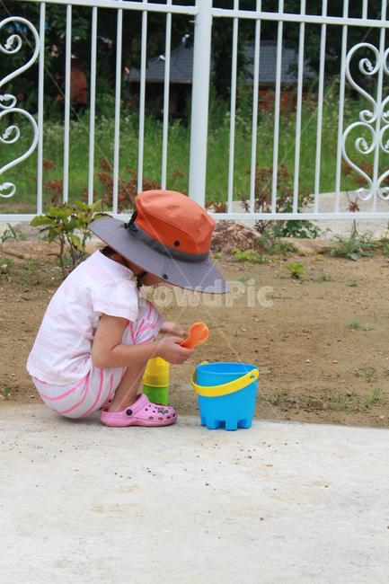 모래놀이,어린이,여름,시골,장난감,옆모습,사람,인물,인간,human,person,어린이,어린아이,child,children,kid