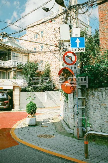 골목길,교차로,일방통행,표지판,교통,길,길거리,골목길,alley