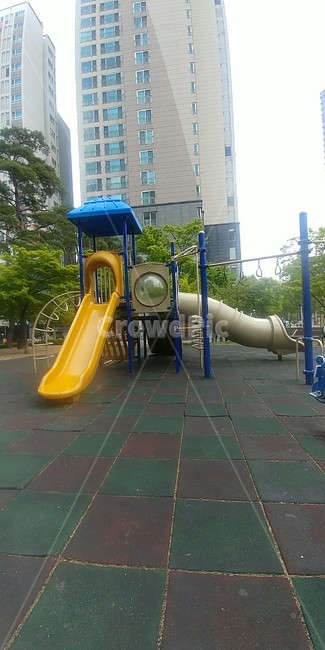 아파트,아이들,나무,벤치,반려동물,놀이공원,놀이동산,놀이터,amusement park,playground
