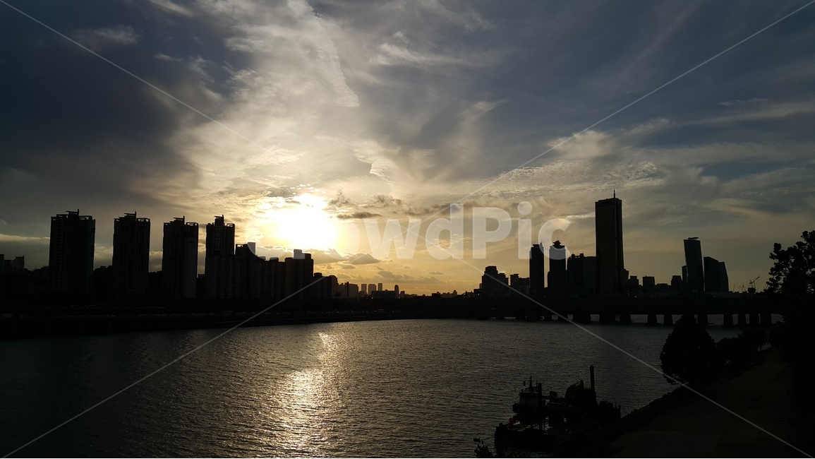 한강,건물,노을,무지개,풍경,도시,풍경,city,landscape,실루엣,그림자,silhouette,shadow,sunlight,햇빛,light,빛,flare,플레어,nature,자연,outdoors,옥외,sky,하늘,dusk,황혼,red sky,붉은 하늘,dawn,새벽,sunset,일몰